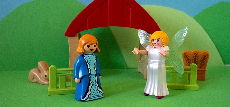 Mary being greeted by the angel recreated in Playmobil