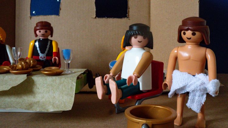 A Playmobil scene depicting Jesus washing his disciples' feet