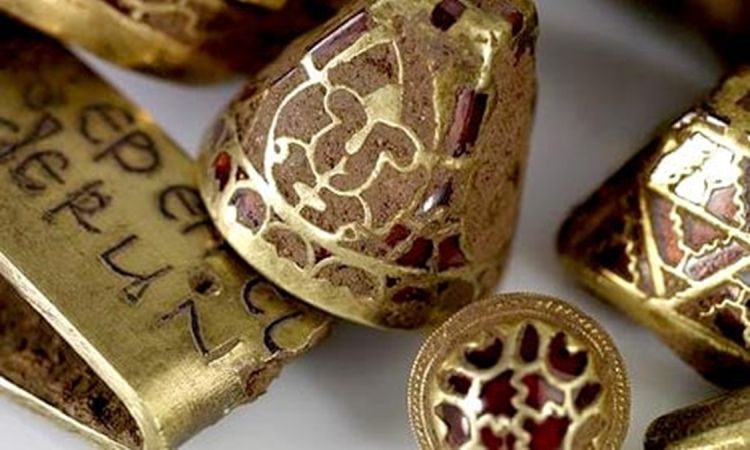Gold items from the Staffordshire Hoard